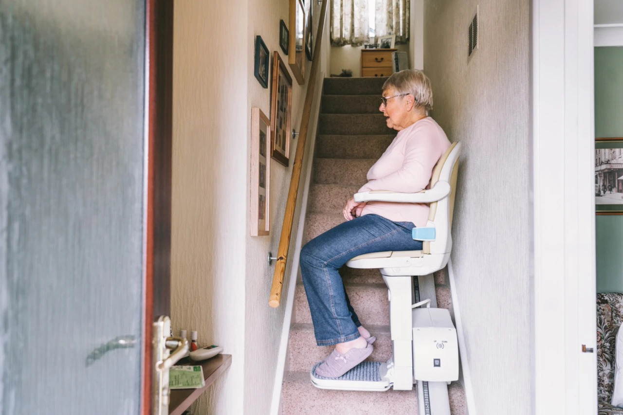ältere Person auf einem Treppenlift